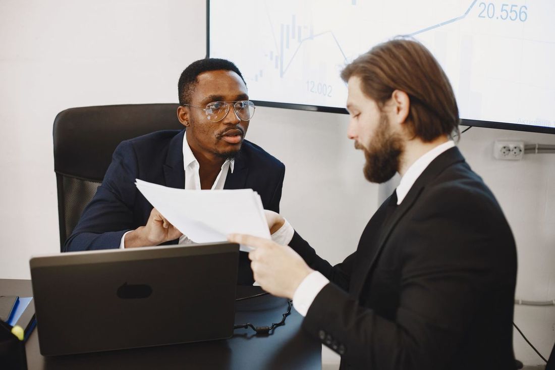 Twee ondernemers bespreken financiële documenten