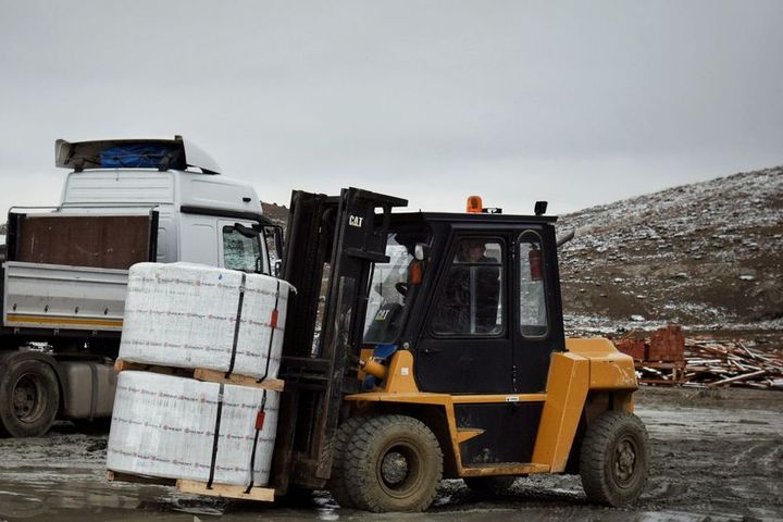 Heftruck verplaatst pallets in een magazijn