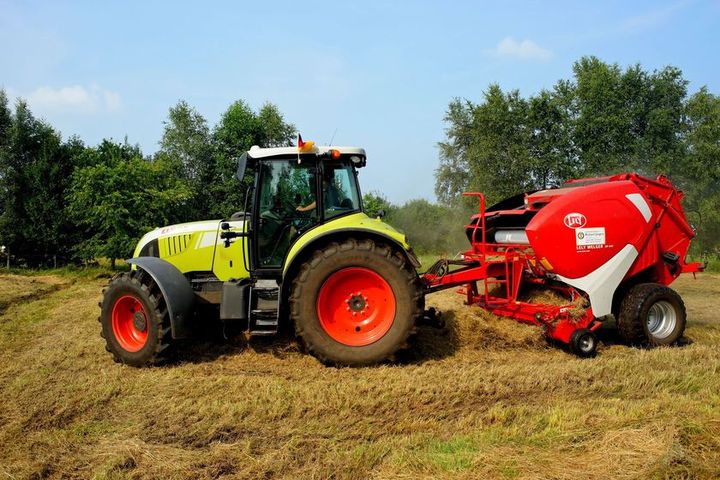 Tractor met werktuig op een akker