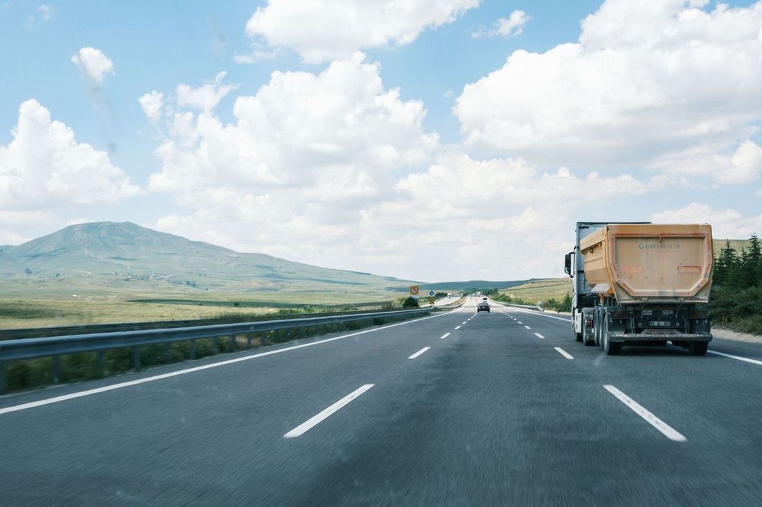 Vrachtwagen onderweg op de snelweg