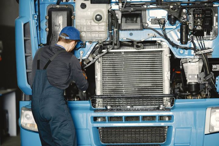 Monteur werkt aan de motor van een vrachtwagen
