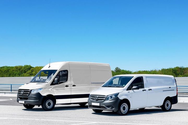 Twee witte bestelbussen van een wagenpark