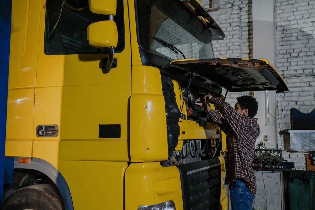 Vrachtwagen met geopende cabine in een werkplaats