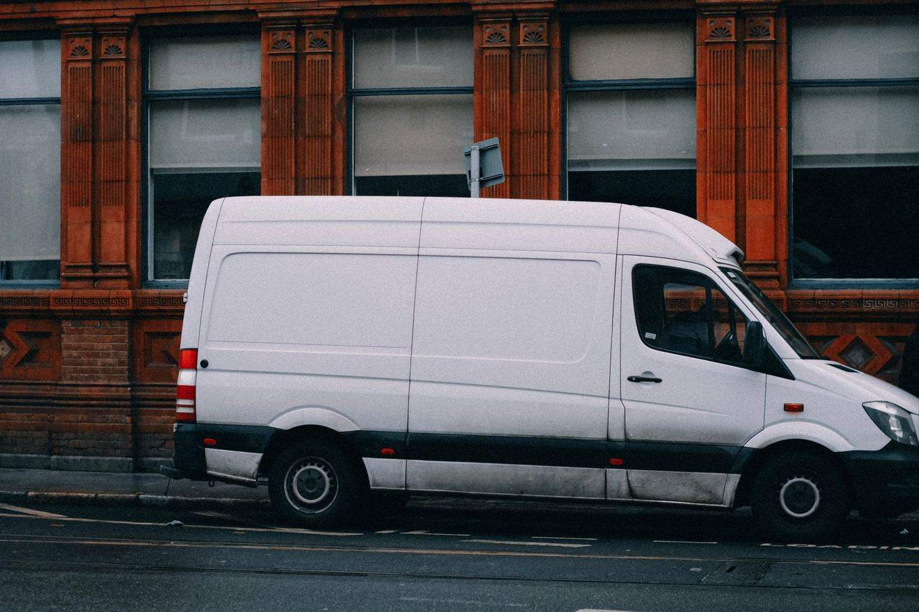 Witte bestelbus in het straatbeeld