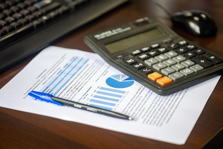 Financiële analyse met rekenmachine en documenten