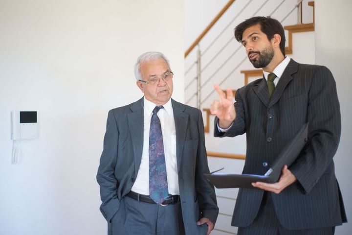 Zakelijk overleg tussen twee professionals