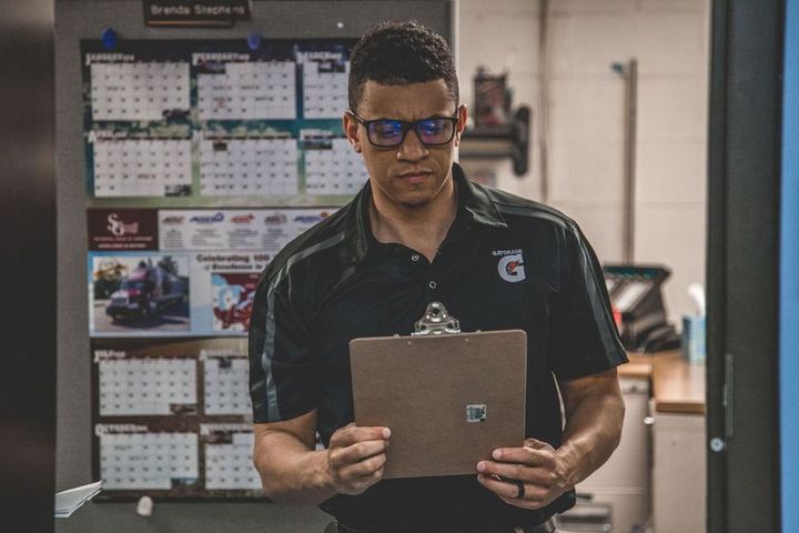 Ondernemer met tablet in zijn eigen bedrijfsruimte