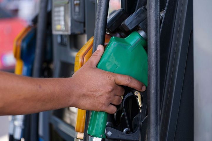 Dieselpistool wordt in de tank van een voertuig gestoken