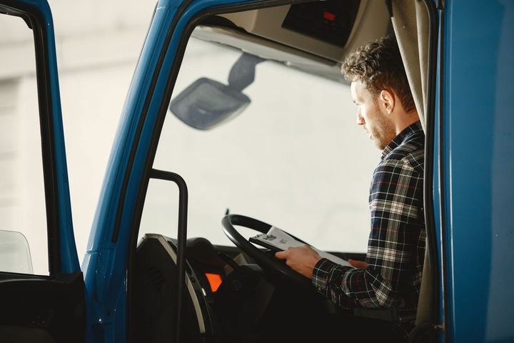 Chauffeur achter het stuur van een vrachtwagen