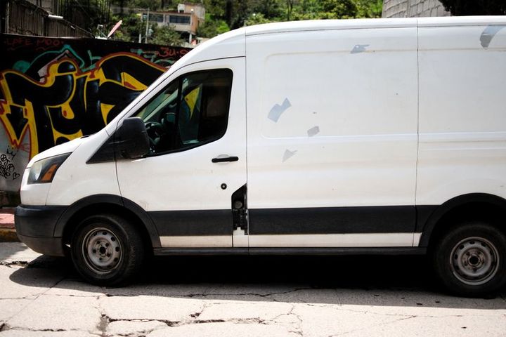 Witte bestelbus van een servicebedrijf