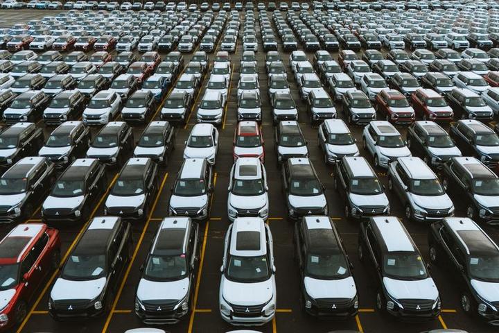 Rijen nieuwe zakelijke personenauto's bij de importeur