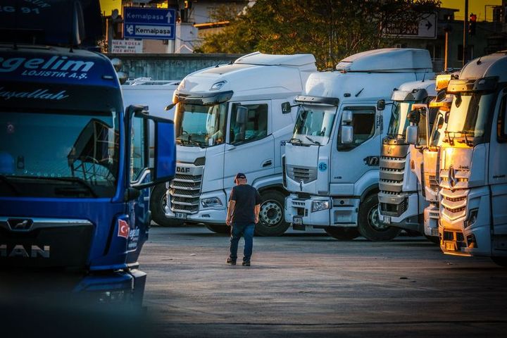 Rij Europese vrachtwagens op een bedrijfsterrein