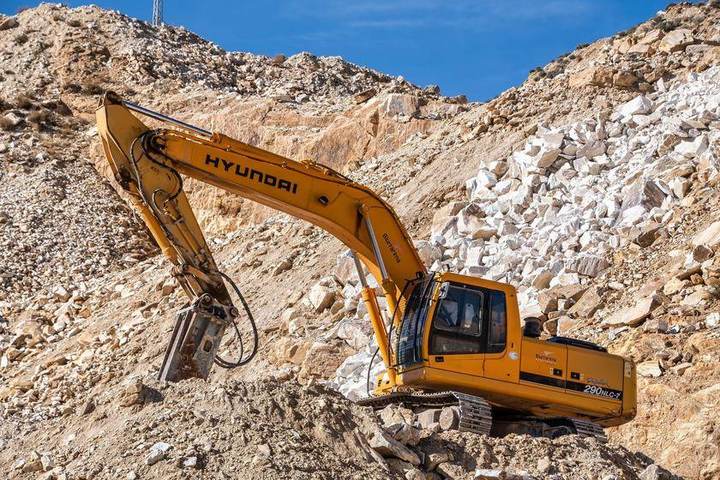 Graafmachine verzet grond op een bouwlocatie