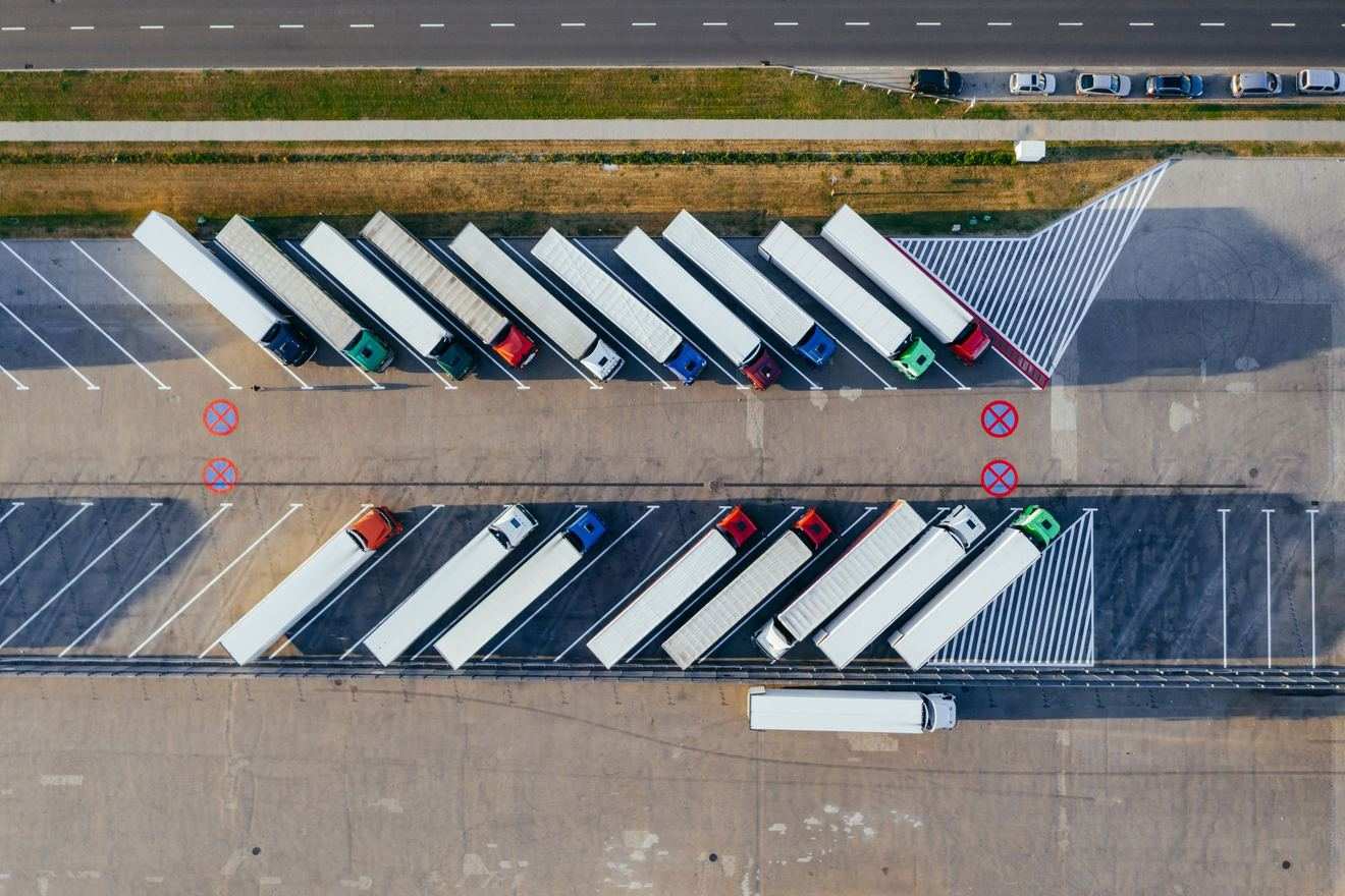 Vrachtwagens bij de laadperrons van een logistiek centrum
